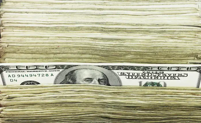 Dólar registra ganancias frente a divisas