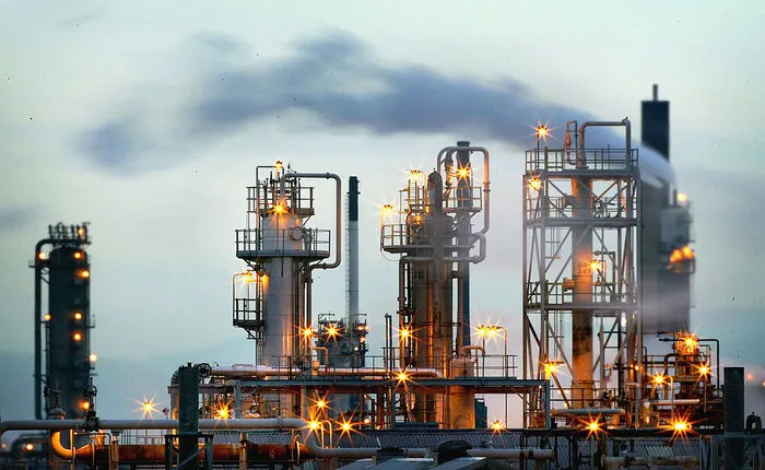 Petróleo baja desde la apertura
