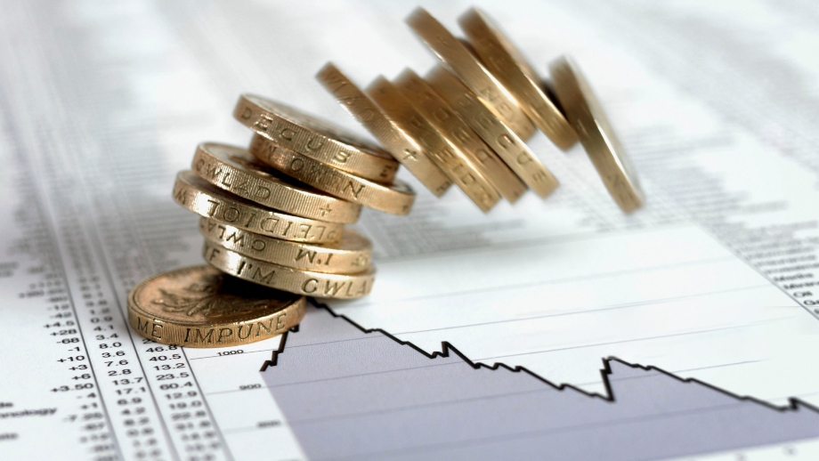 BoE alza tassi, sterlina in calo