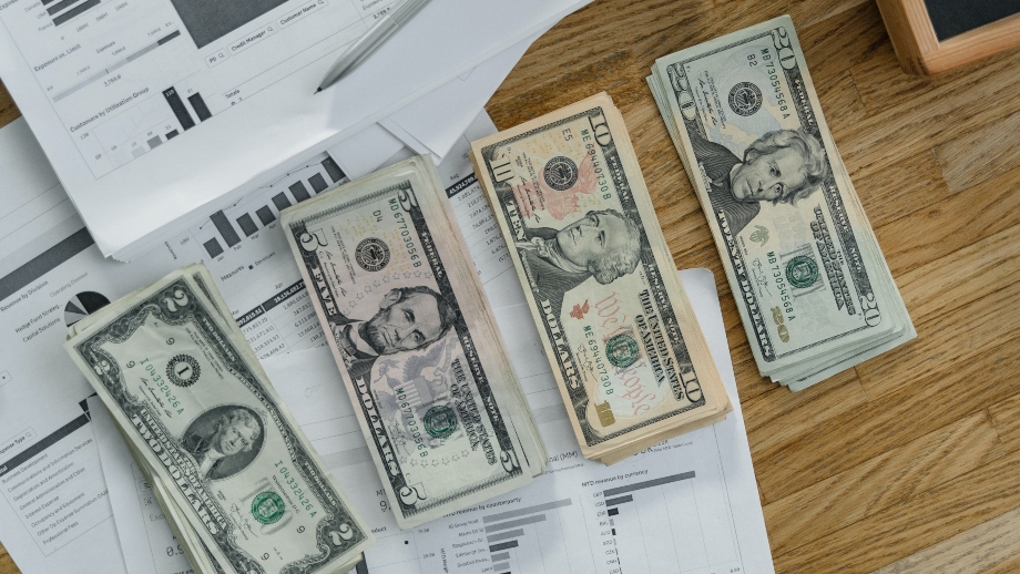 Dollaro debole prima dei NFP