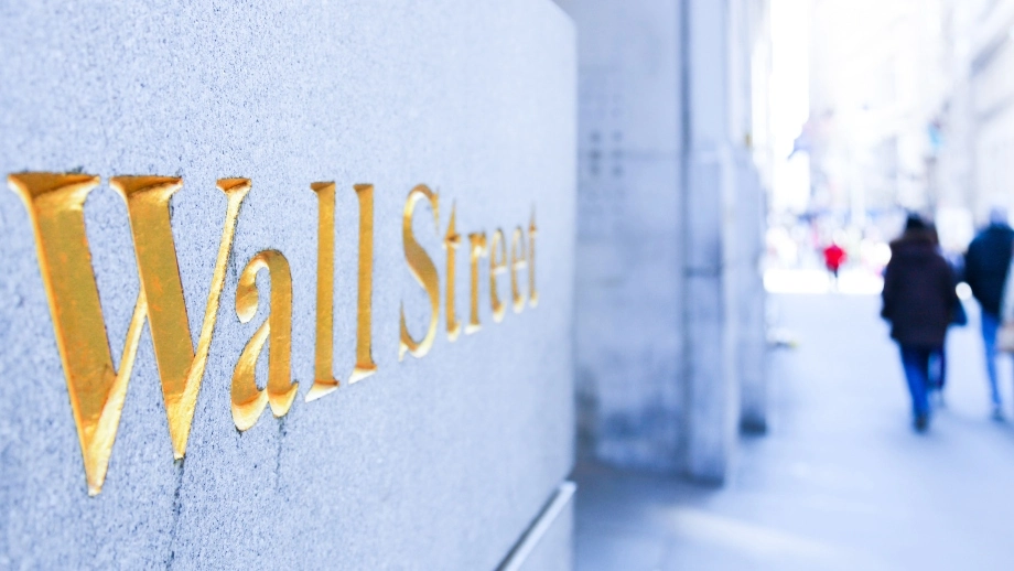 Wall Street corregge, Asia e valute sotto pressione