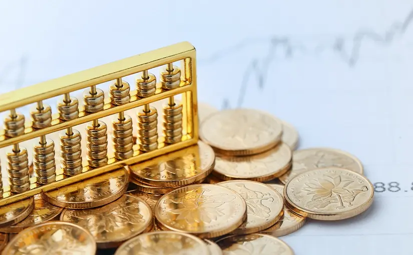 Gold Holds Near $3,750 as Fed Signals Diverge