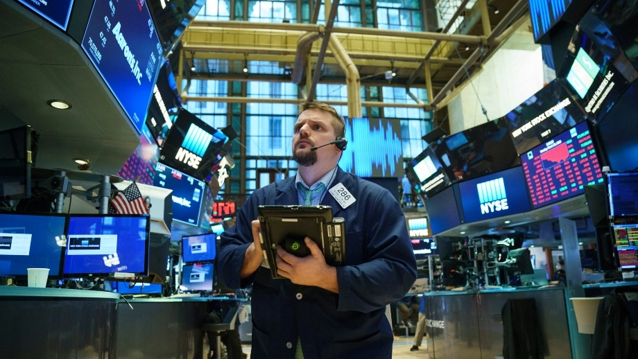 Wall Street in ribasso tra tensioni e Fed
